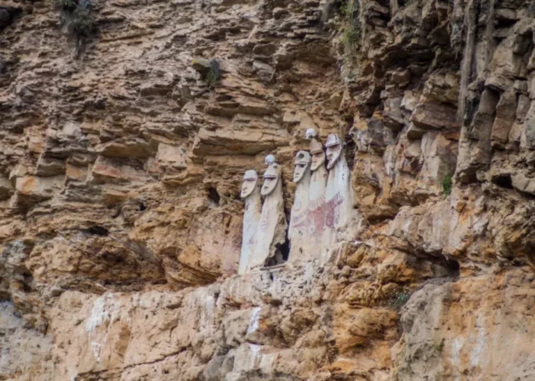 Mientras trabajaban, encontraron dos tumbas y un esqueleto de 1000 años de antigüedad en Perú