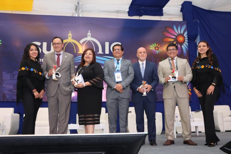Summic Cuenca 2025: SBS pide eliminar topes a las tasas mientras Velarde es reconocido en Ecuador