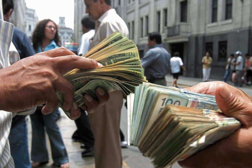Dólar sube mientras se esperan resultados de las elecciones