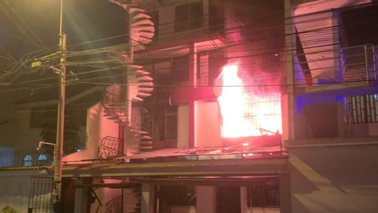 Surquillo: bomberos controlan incendio que afectó una vivienda de cuatro pisos pese a dificultad de acceso