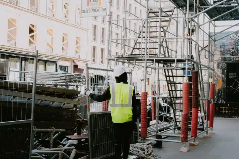 Trabajador realizando inspección de seguridad en un ambiente laboral industrial