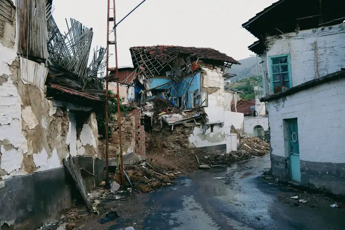 Estructura de edificio estatal dañada por movimiento sísmico, mostrando grietas en la infraestructura