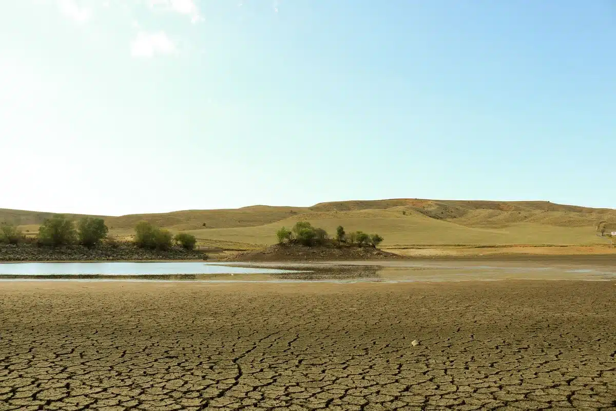 Playa árida y desierta bajo sol intenso durante condiciones climáticas extremas