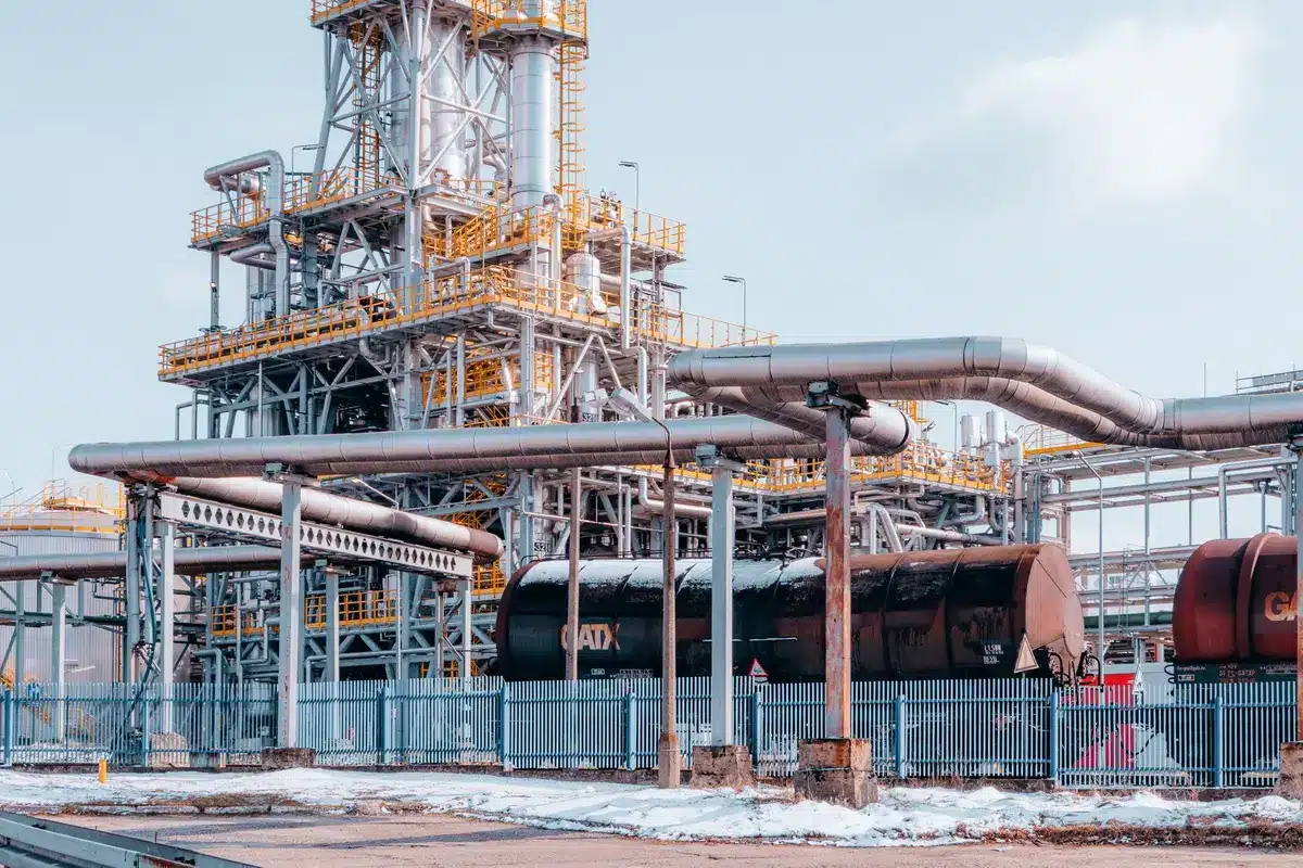 Instalaciones petrolíferas con operaciones de descarga y transporte de crudo