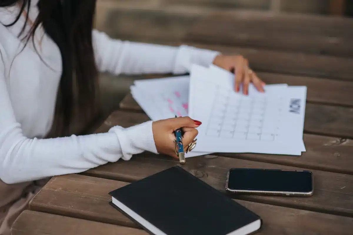 Empleados trabajando en oficina con calendario visible en el escritorio