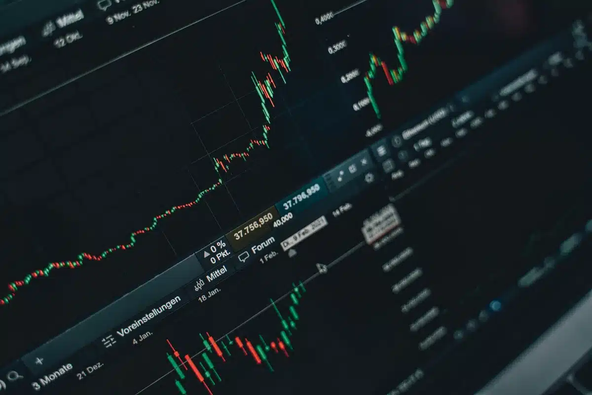 Gráfico de crecimiento de inversión privada con línea ascendente y datos financieros