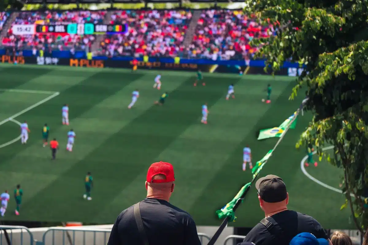 Estadio lleno de aficionados viendo un partido de fútbol en vivo