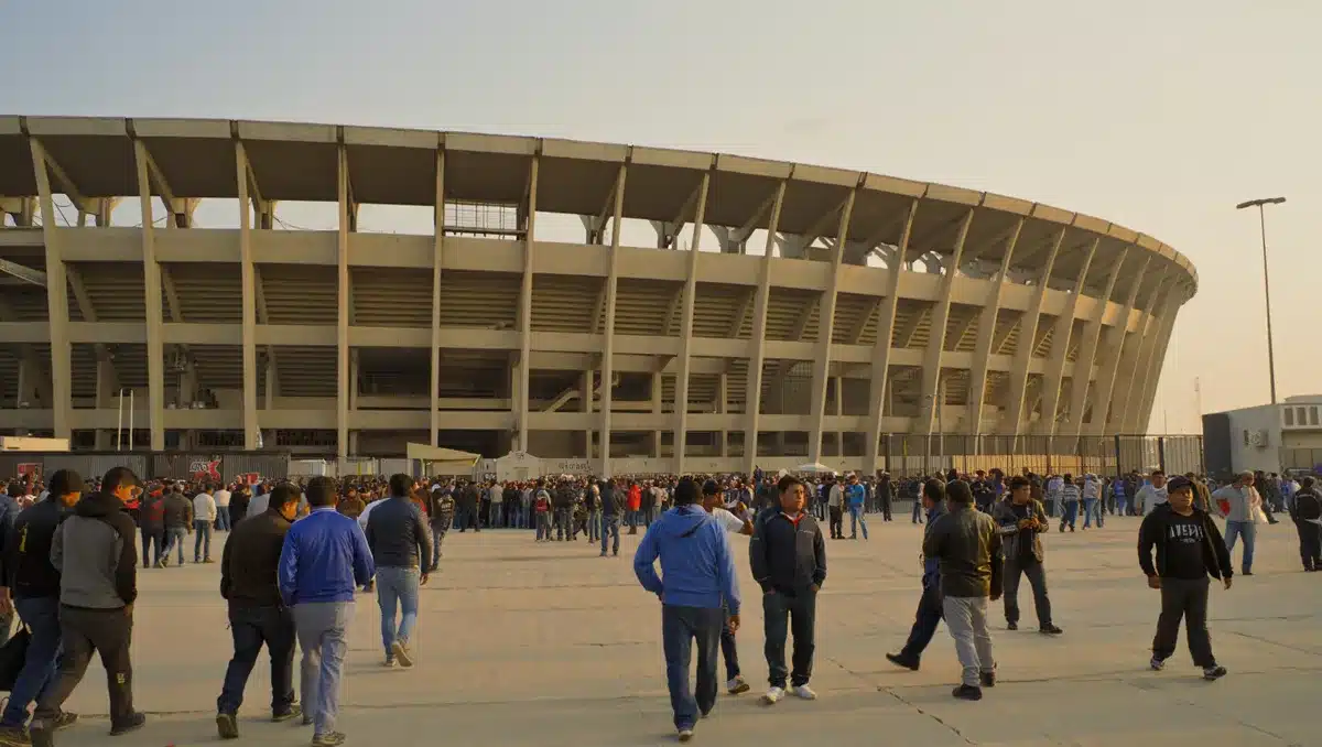 Dónde y Cuándo Verlo — El partido está programado para jugarse en el estadio de Alianza Lima, un lugar icónico para los aficionados del fútbol. La fecha y hora específicas del partido aún están por confirmarse, por lo que los aficionados