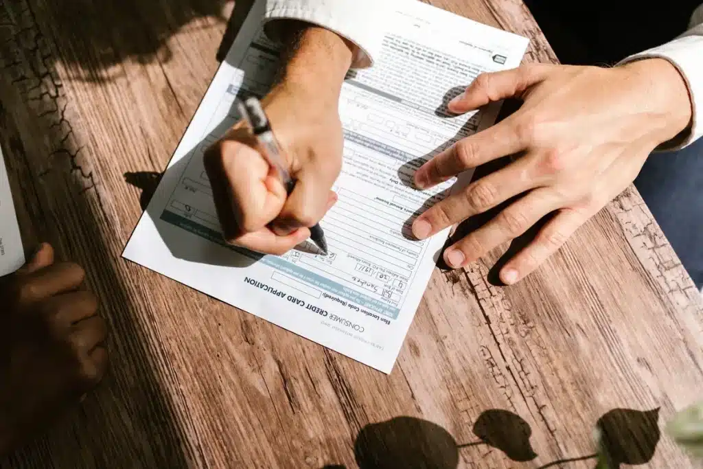 Documento oficial de pensión con sello de aprobación y papeles de regulación en escritorio