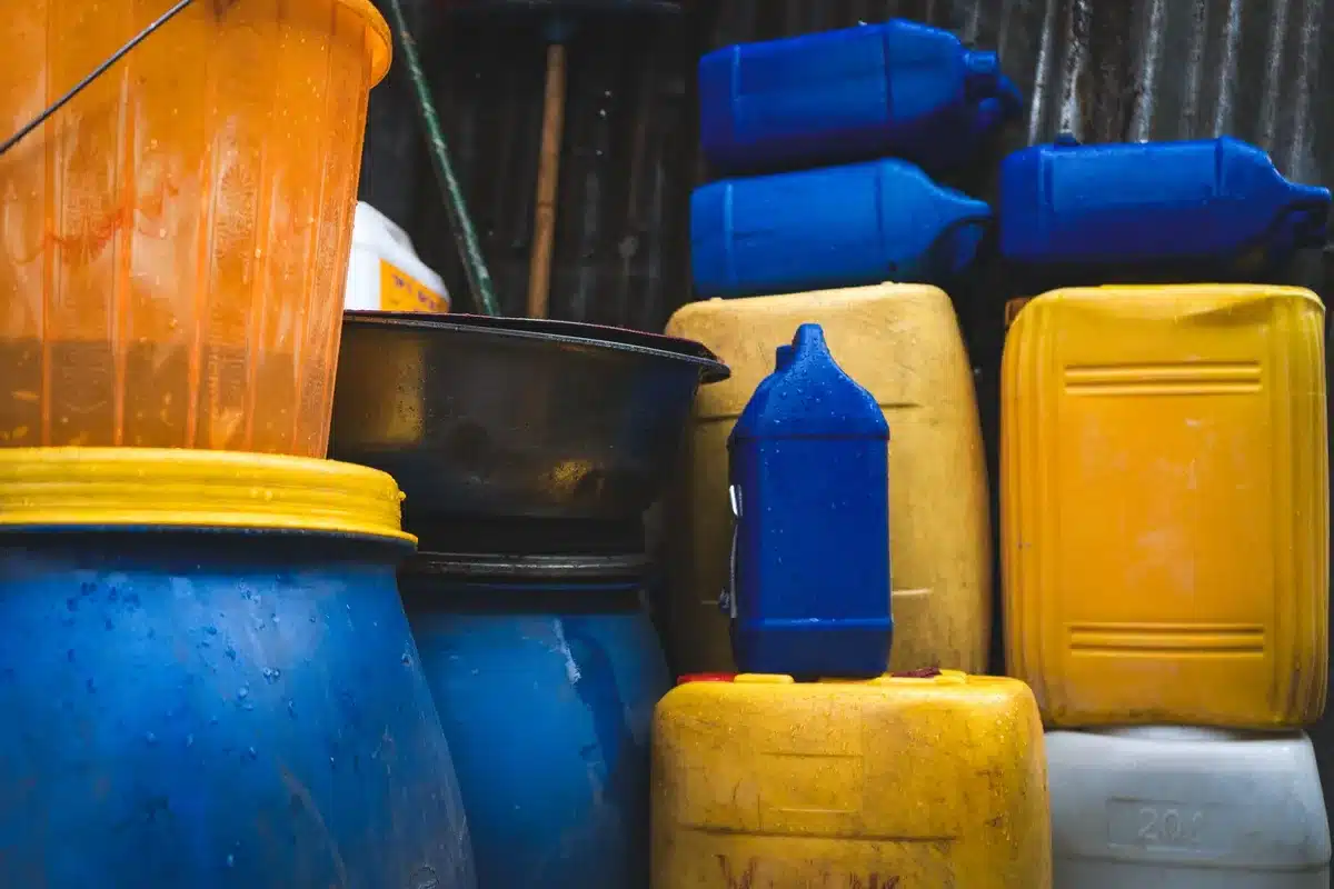 Familia almacenando agua en recipientes como medida preventiva ante el corte