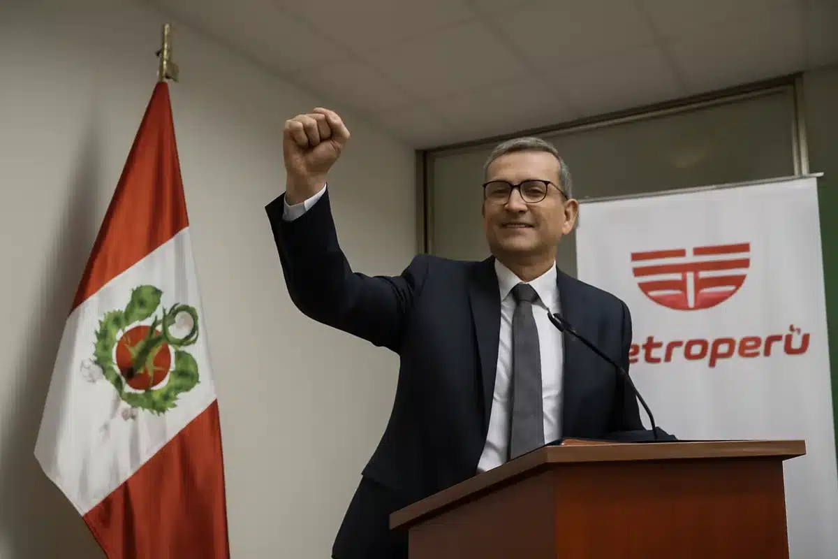 Un Nuevo Capitán en Petroperú — En un reciente movimiento corporativo, Petroperú ha anunciado la designación de Luis Alberto Suárez como su nuevo gerente general encargado. Este cambio es significativo para la estatal, ya que Suárez tomará las riendas en un