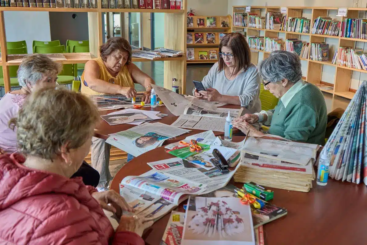 Adultos mayores participando en taller de arte comunitario