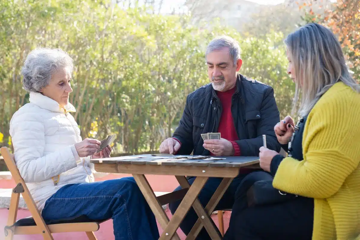 Documentos de pensión y tarjeta de salud sobre una mesa, con gafas de lectura