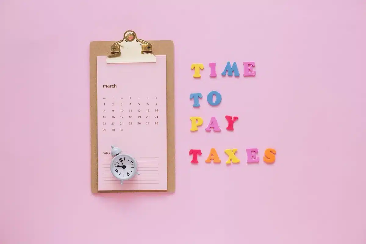 Calendario de pagos y documentos de planificación financiera personal sobre escritorio