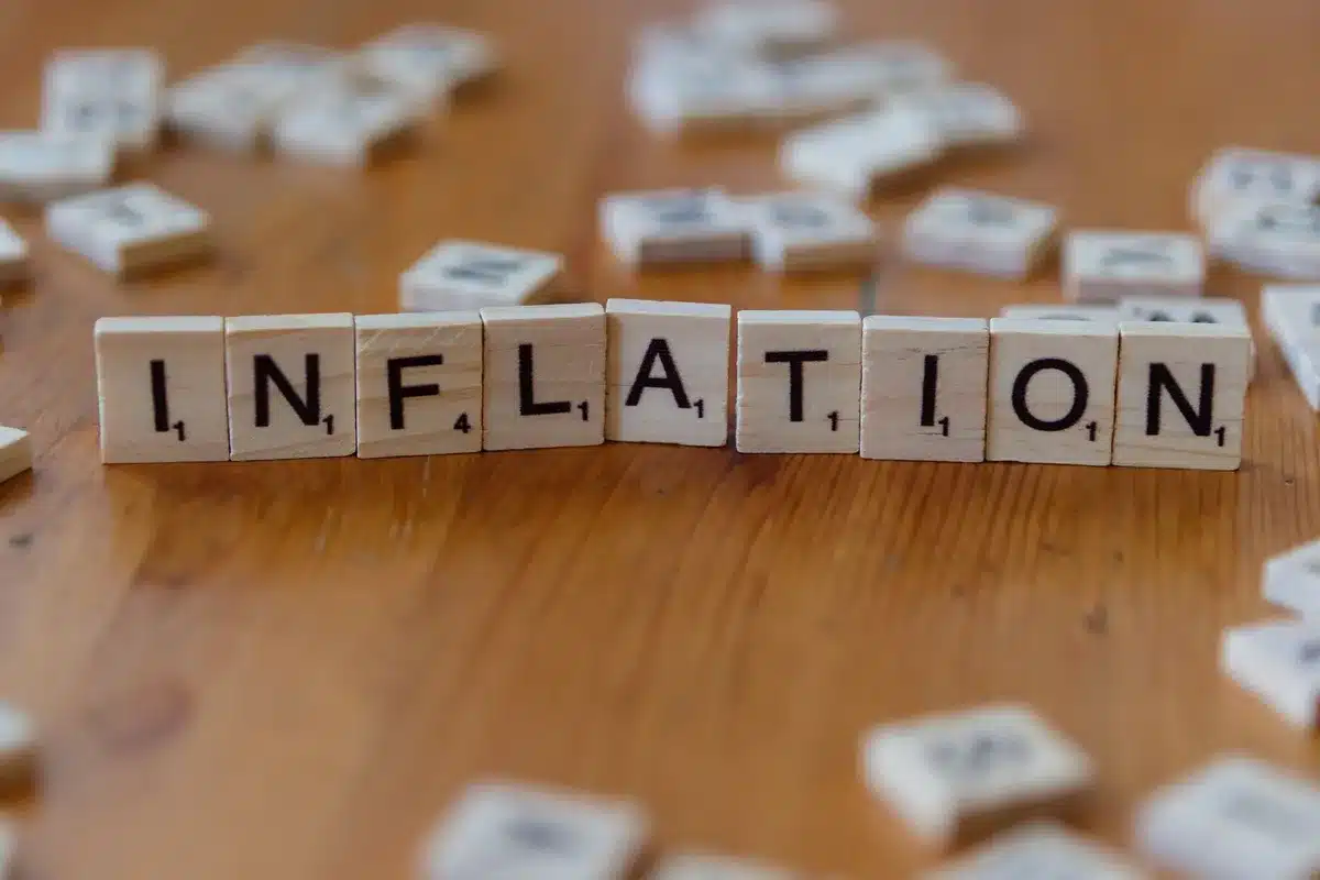 Gráfico de tendencias económicas mostrando fluctuaciones de mercado y análisis de inflación