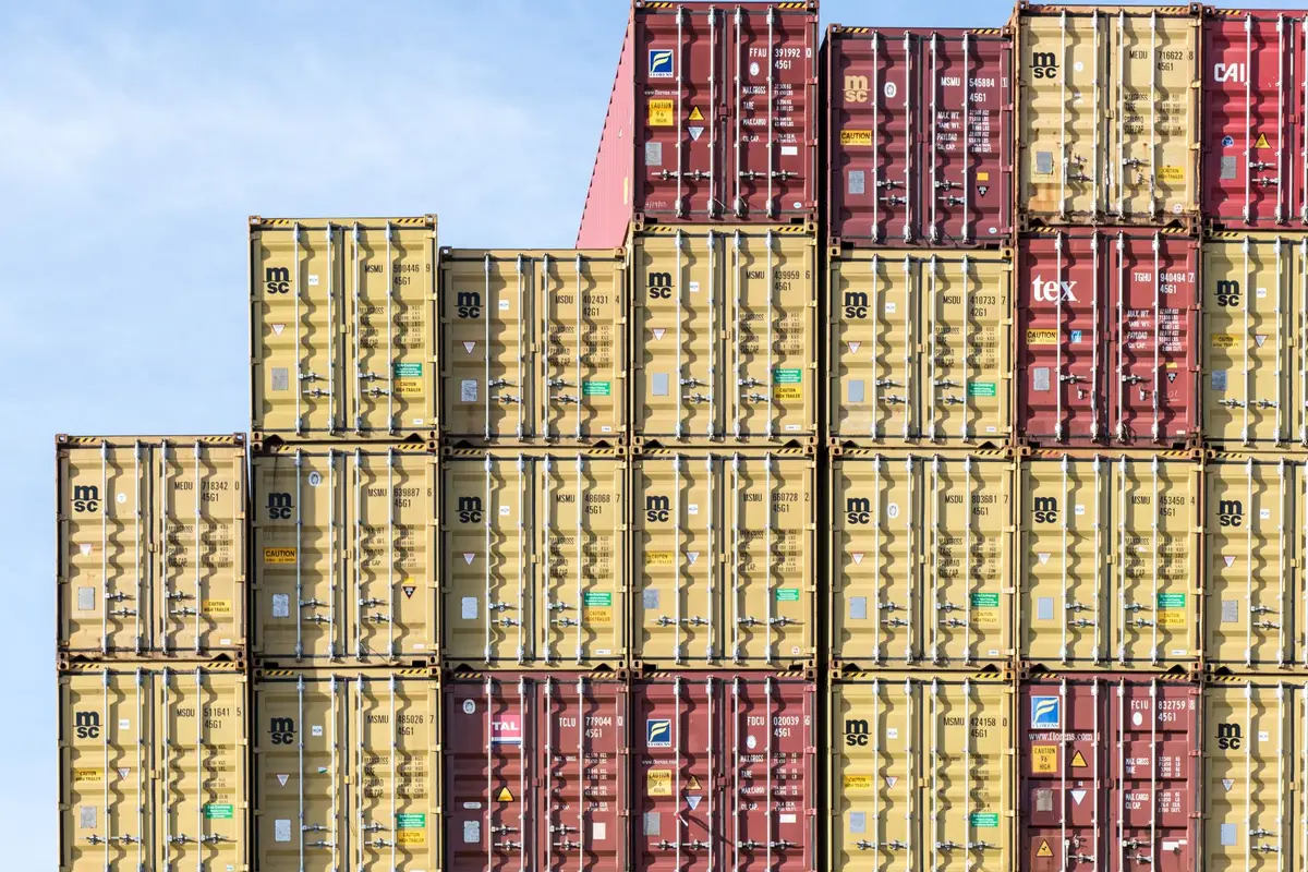 Contenedores de carga en puerto representando importaciones y exportaciones comerciales