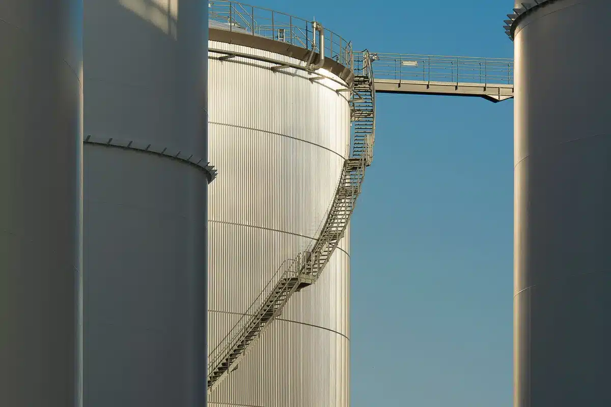 Instalaciones de refinería con tuberías y estructuras industriales