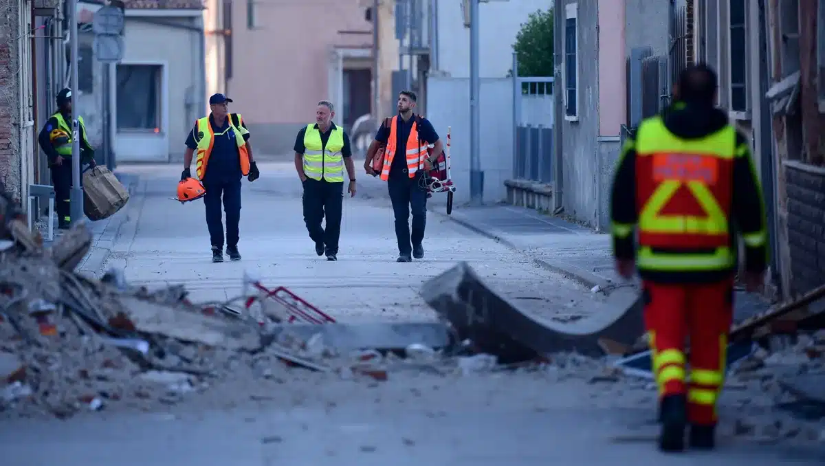 Impacto del Terremoto en la Comunidad — El reciente terremoto en Italia no solo alteró la tierra, sino también la vida de sus habitantes. Más de 20 personas resultaron heridas debido al intenso sacudimiento. Los servicios de emergencia se movilizaron rápidamente