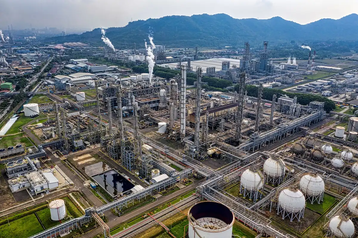 Instalaciones industriales de refinería con operaciones de descarga de petróleo