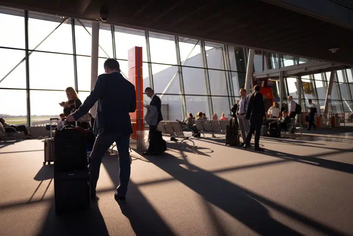 Terminal aeroportuaria con pasajeros movilizándose, reflejando el crecimiento del transporte aéreo en Perú