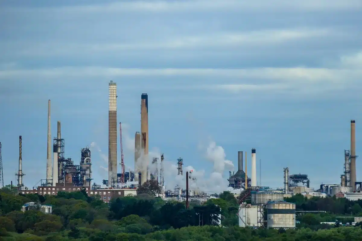 Operaciones de descarga de crudo en instalaciones petroleras industriales