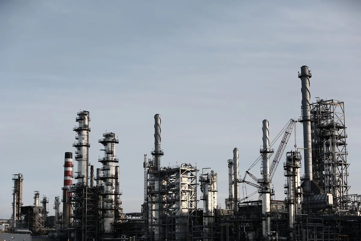 Operaciones de refinería y descarga de crudo en instalaciones petroleras