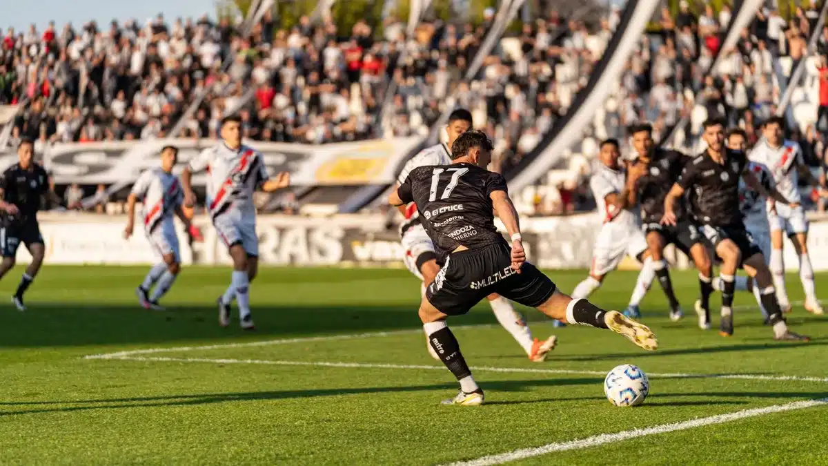 Estadio lleno con aficionados durante un partido de Copa Libertadores