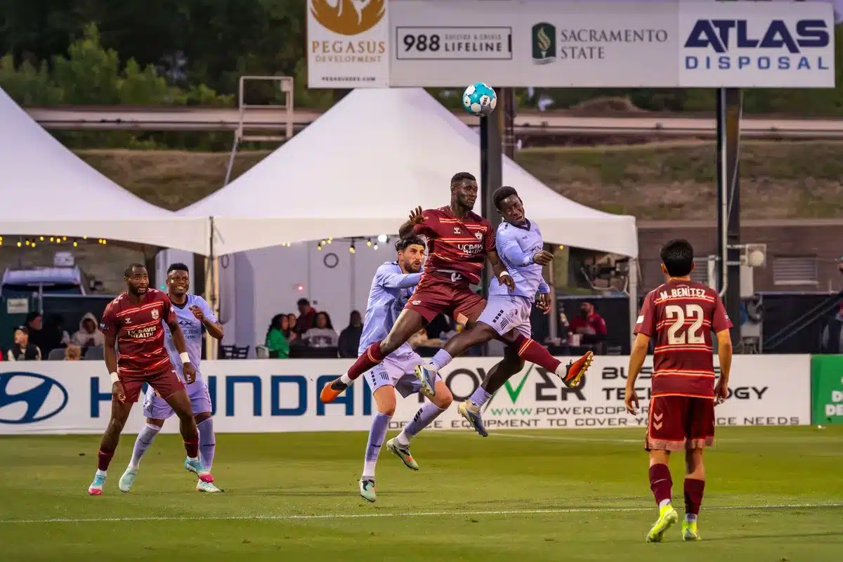 Jugadores compitiendo en un partido de Major League Soccer