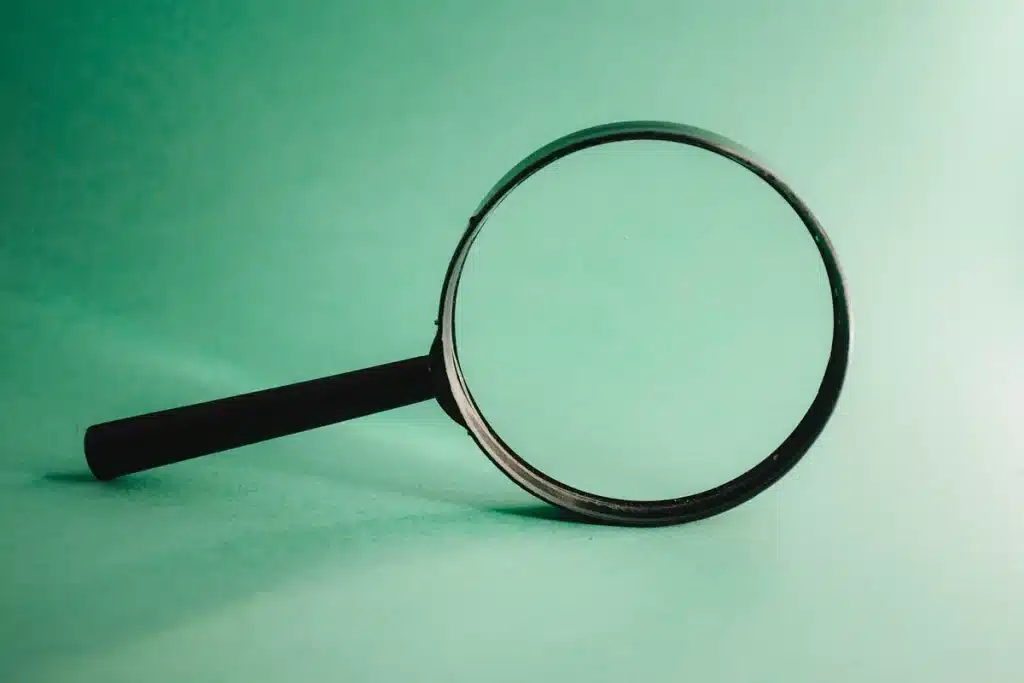 Pantalla digital con datos y símbolos de red, representando investigaciones cibernéticas