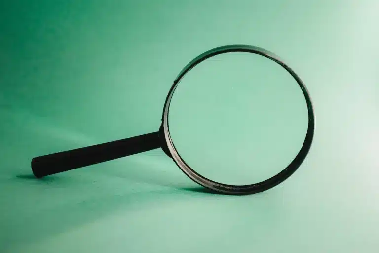 Pantalla digital con datos y símbolos de red, representando investigaciones cibernéticas