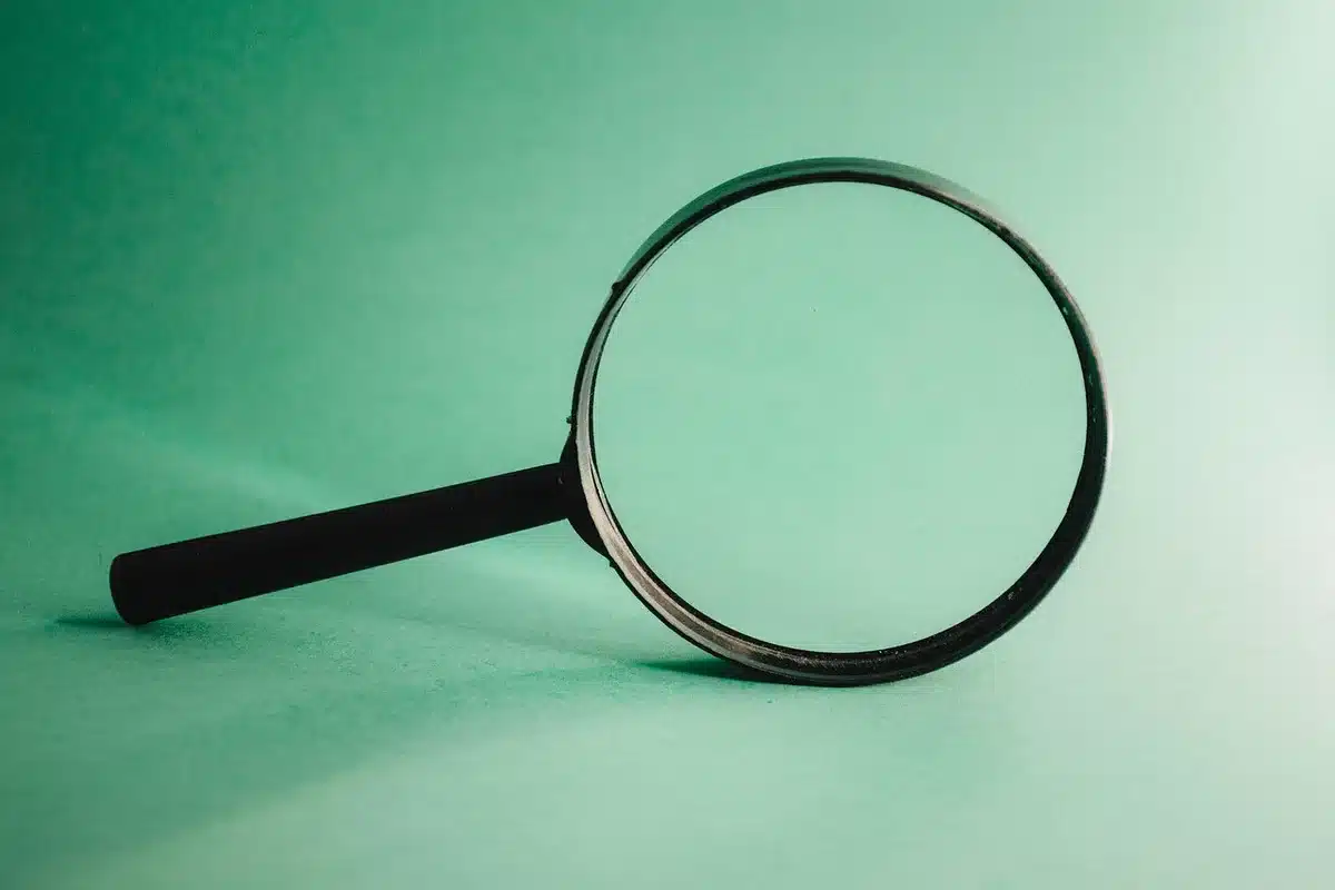 Pantalla digital con datos y símbolos de red, representando investigaciones cibernéticas