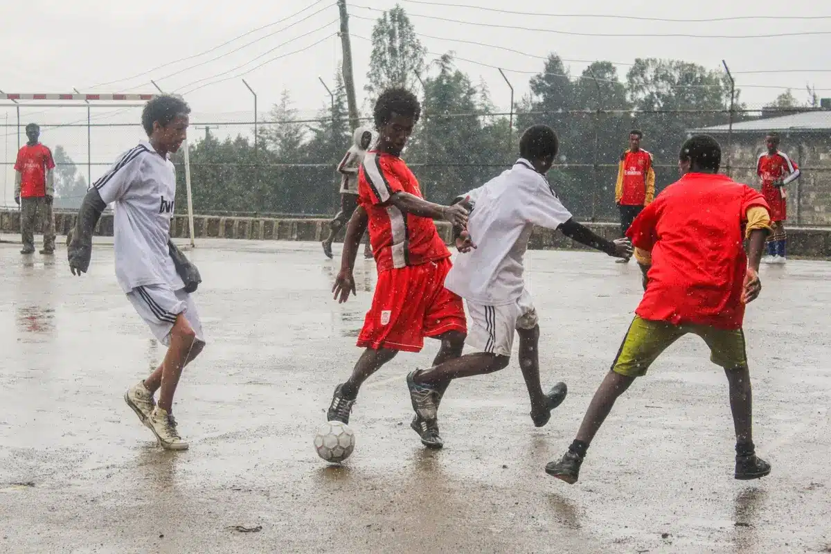 Contraste entre un equipo experimentado y otro emergente en el fútbol peruano