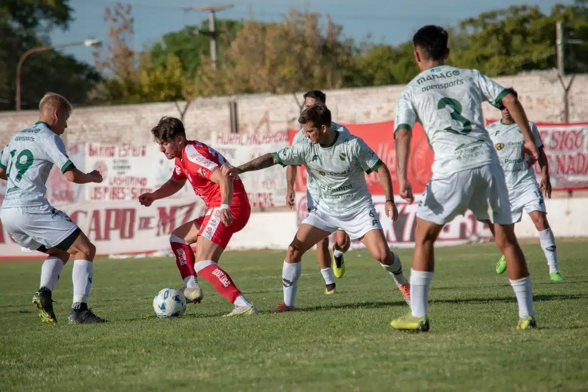 Equipo en ataque controlando el balón durante el partido