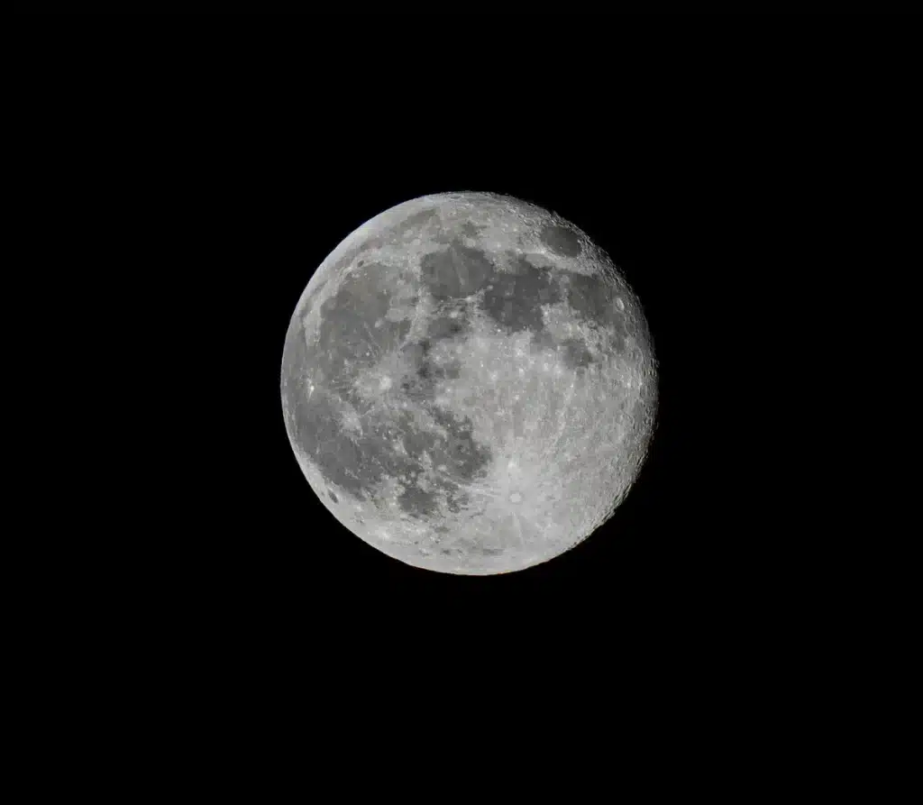 Superficie lunar con depósitos de hielo en el polo sur y equipo de exploración robótica