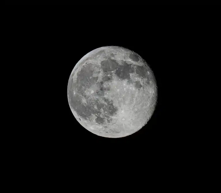 Superficie lunar con depósitos de hielo en el polo sur y equipo de exploración robótica