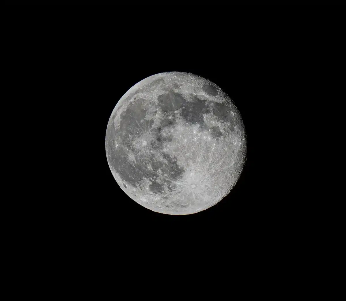 Superficie lunar con depósitos de hielo en el polo sur y equipo de exploración robótica