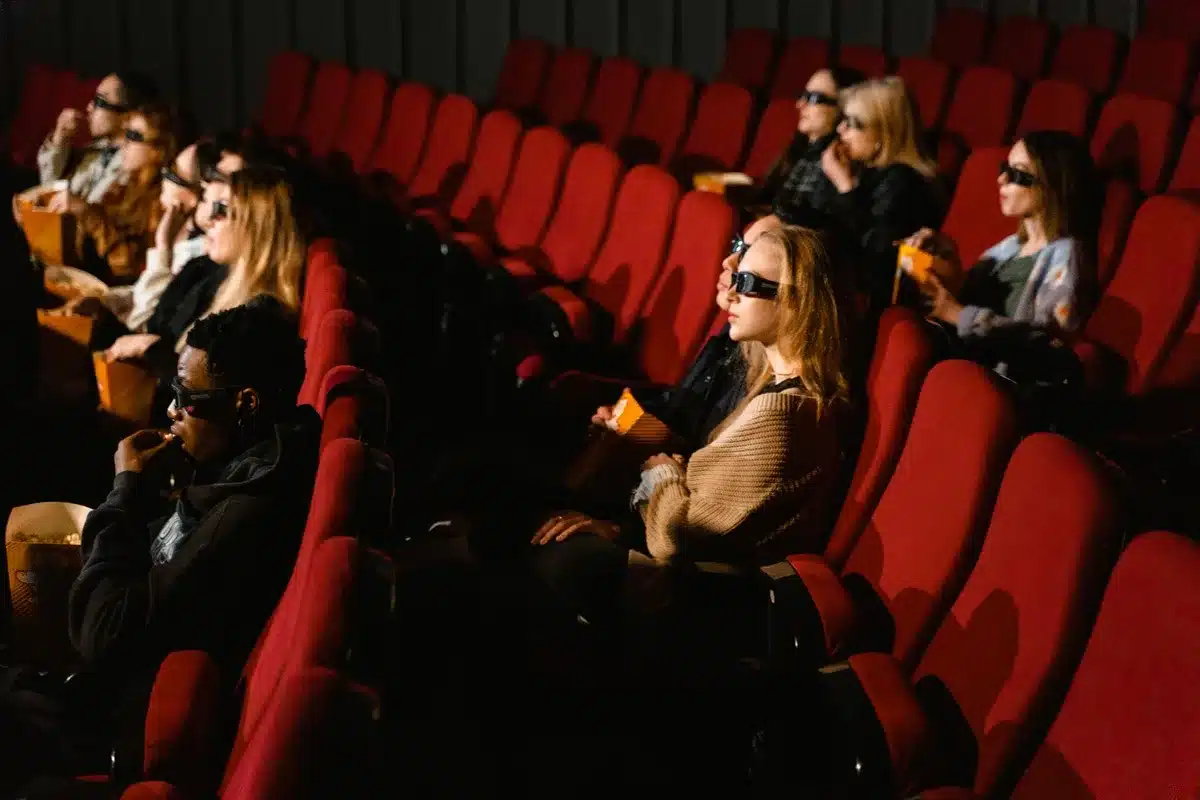 Sala de cine con asientos cómodos y pantalla lista para la función