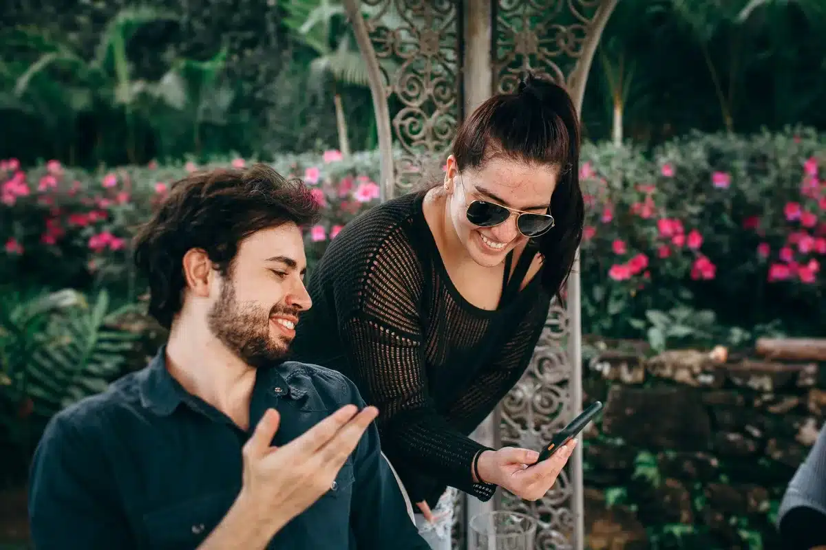 Mujer radiante compartiendo noticia emocionante en redes sociales