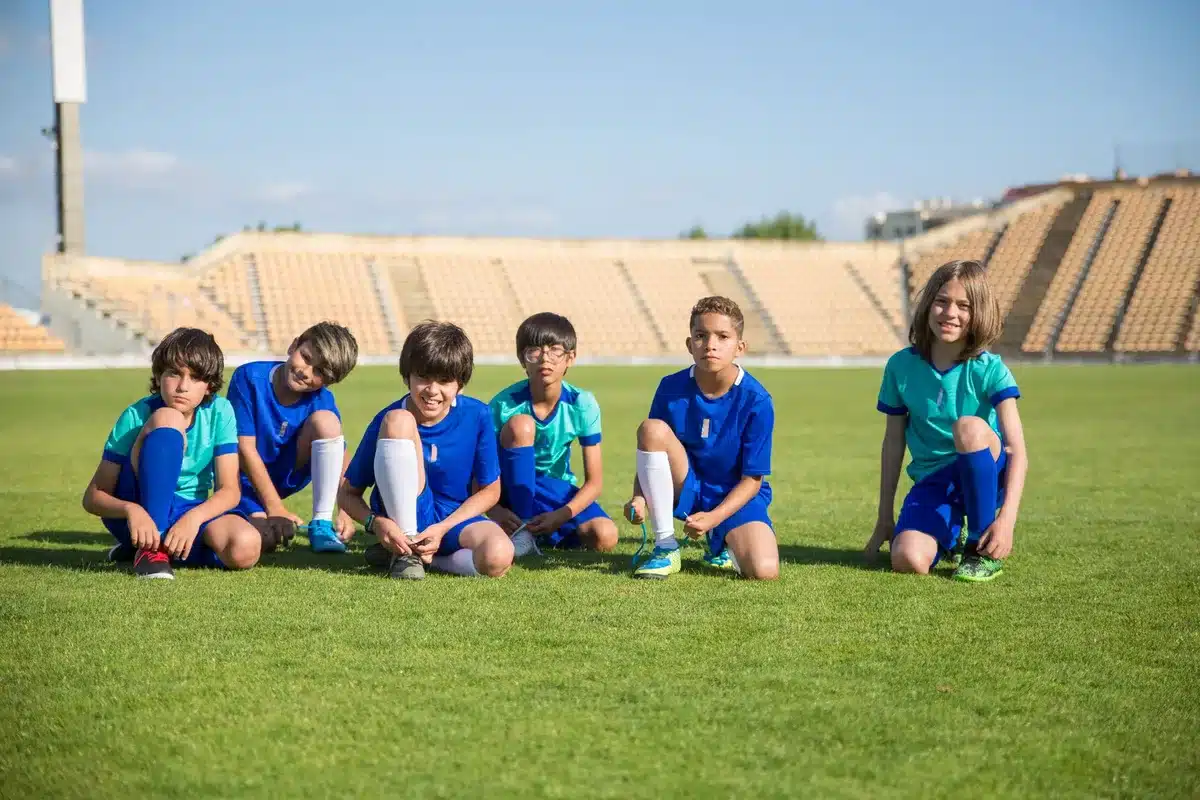 Jóvenes futbolistas en el campo de juego durante un partido oficial.