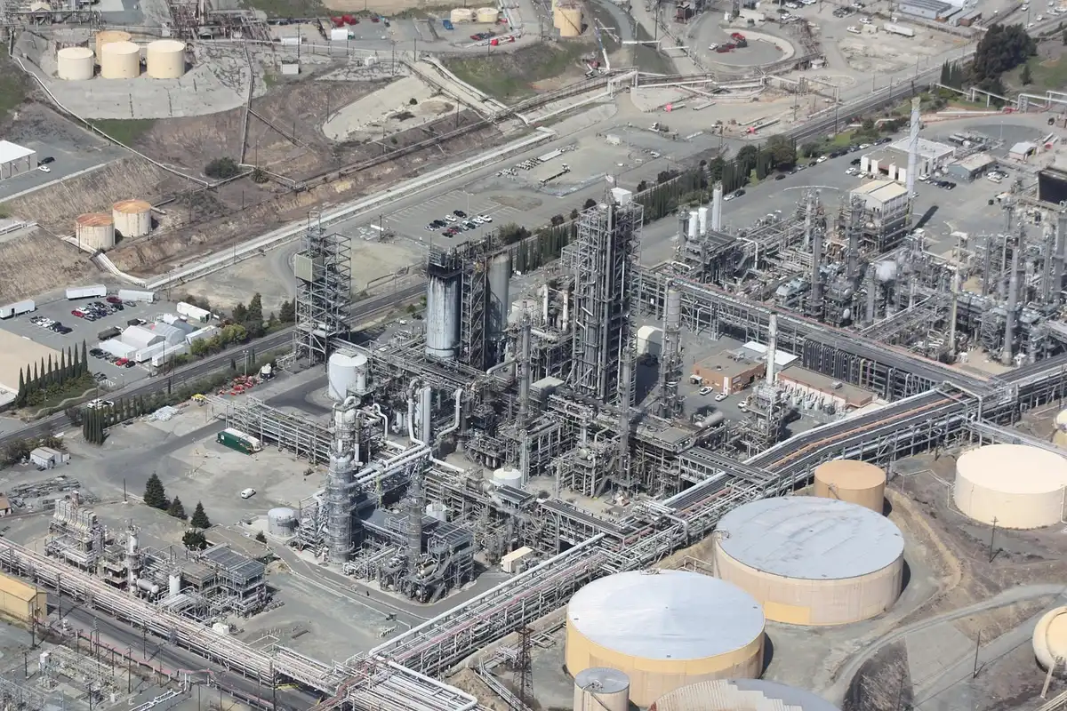 Instalaciones industriales de refinería de petróleo con tuberías y equipos