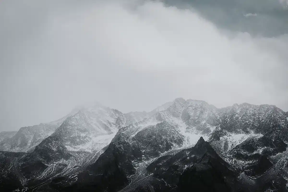 Picos de montaña con niebla y frío en zonas elevadas de la sierra peruana