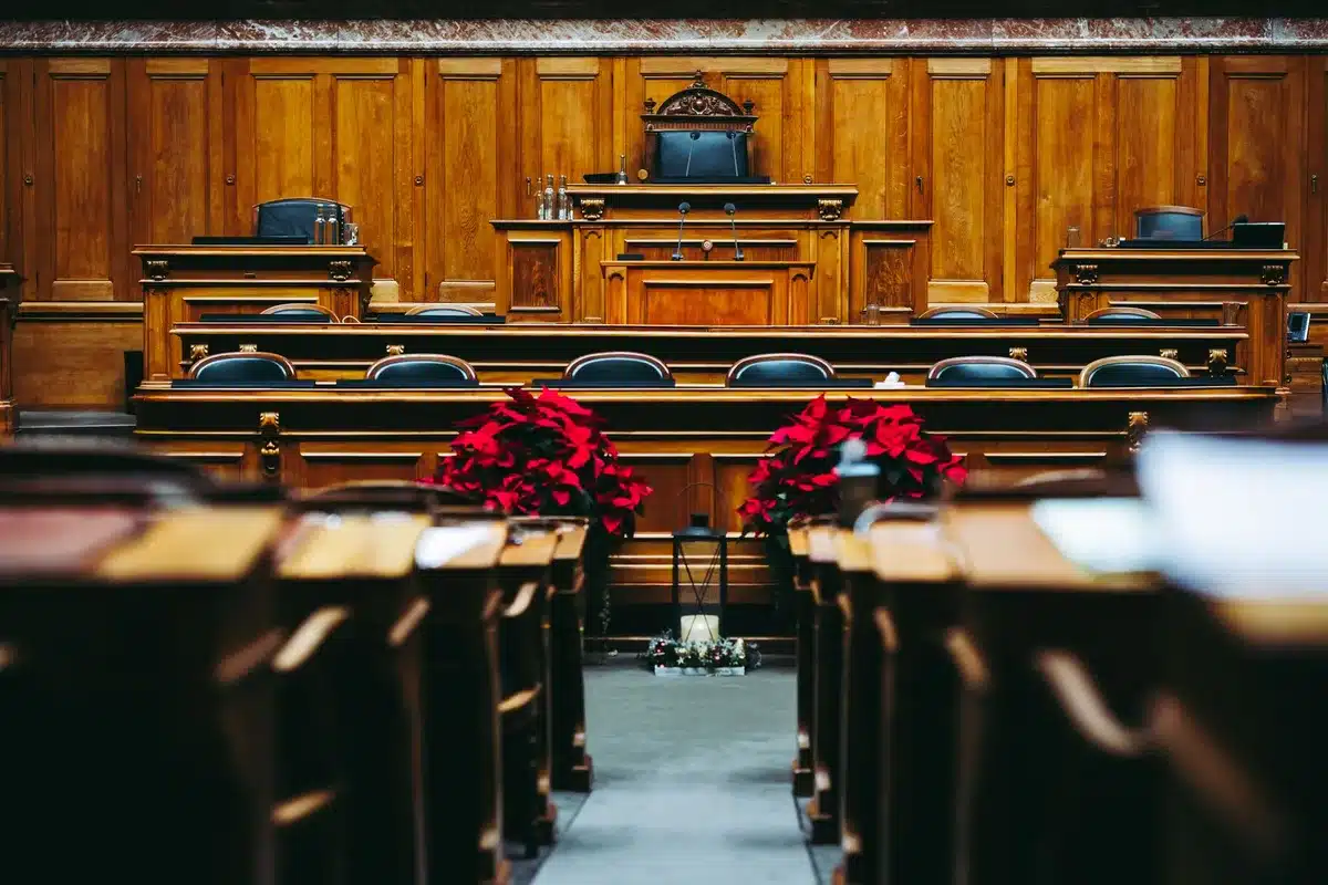 Sala de audiencias con procedimientos legales y justicia constitucional
