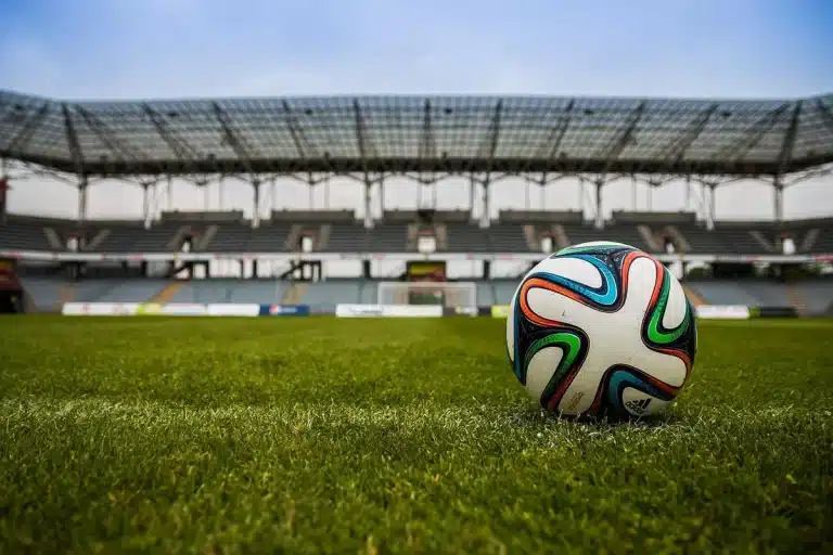 Equipo de fútbol entrenando en un campo de hierba con táctica y formación durante la preparación