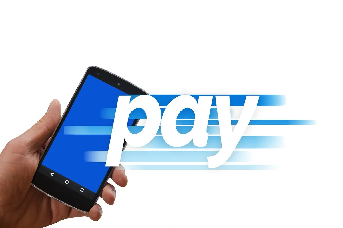 Persona usando una billetera digital en un teléfono móvil