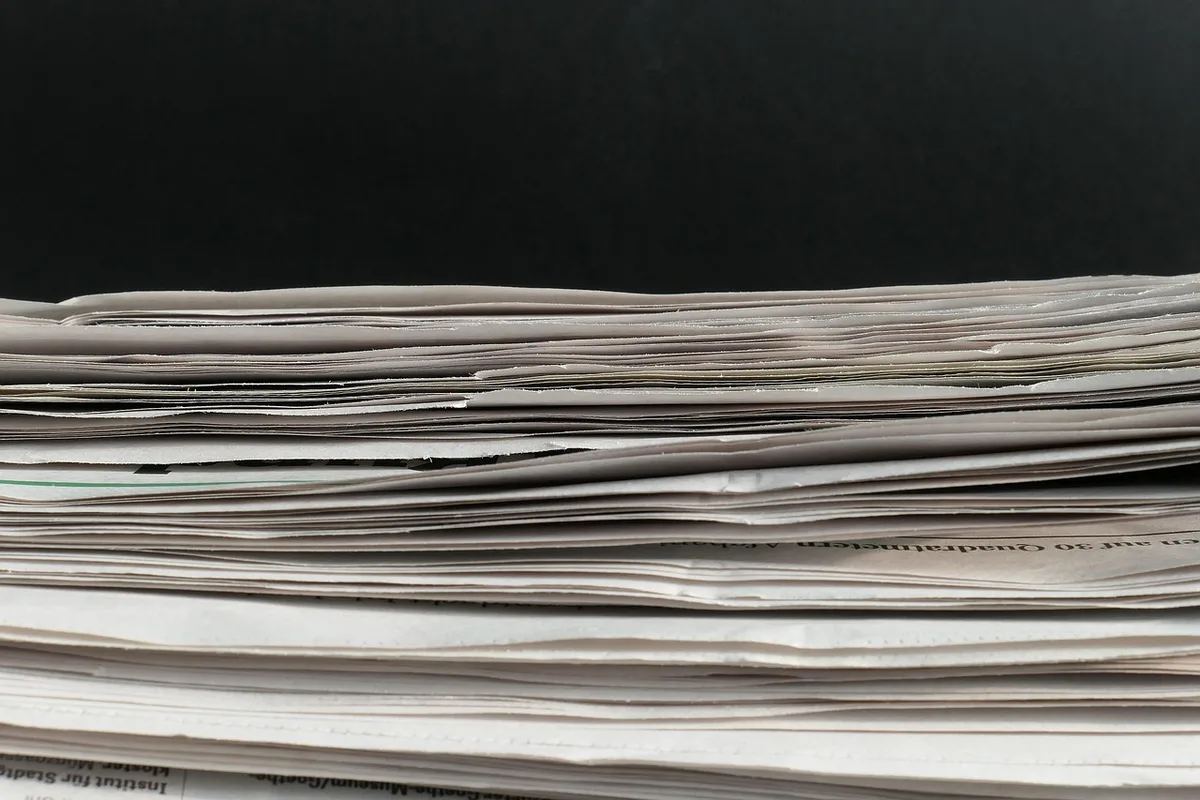 Teasers de noticias con bloque multimedia y titulares en una lista