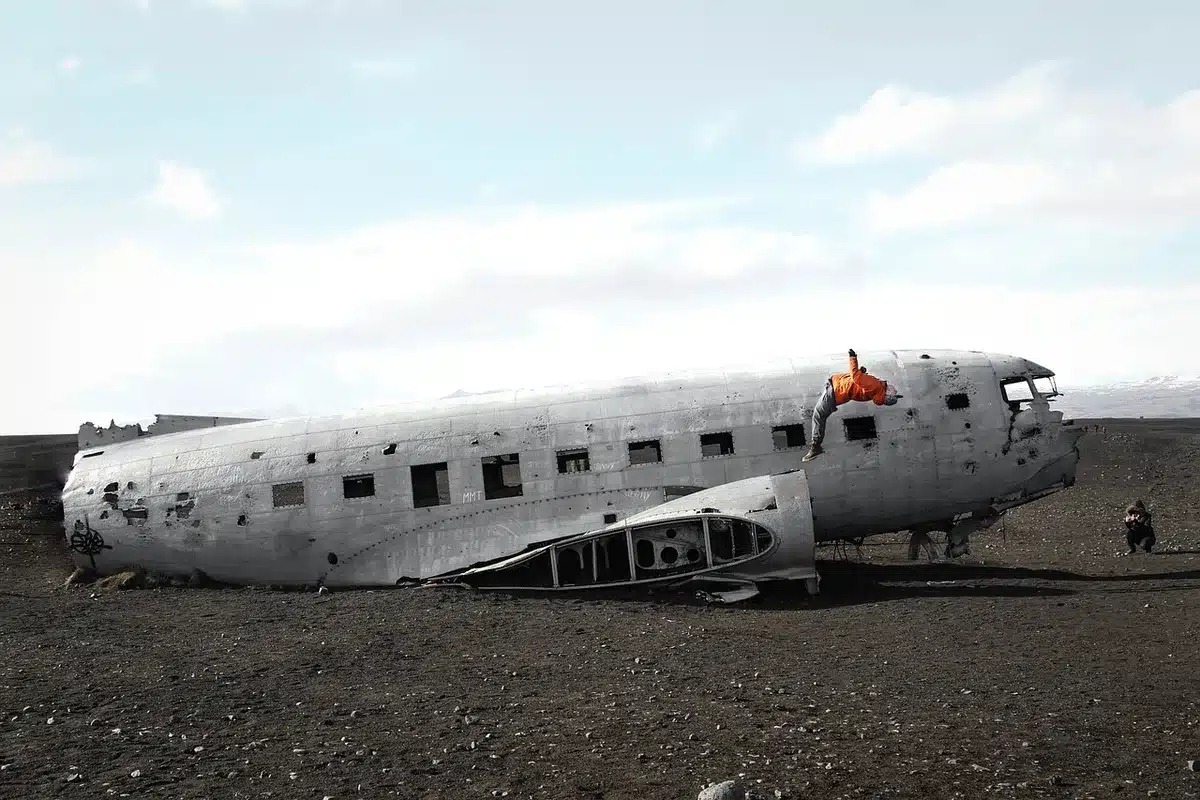 Equipo de investigación inspeccionando restos de aeronave