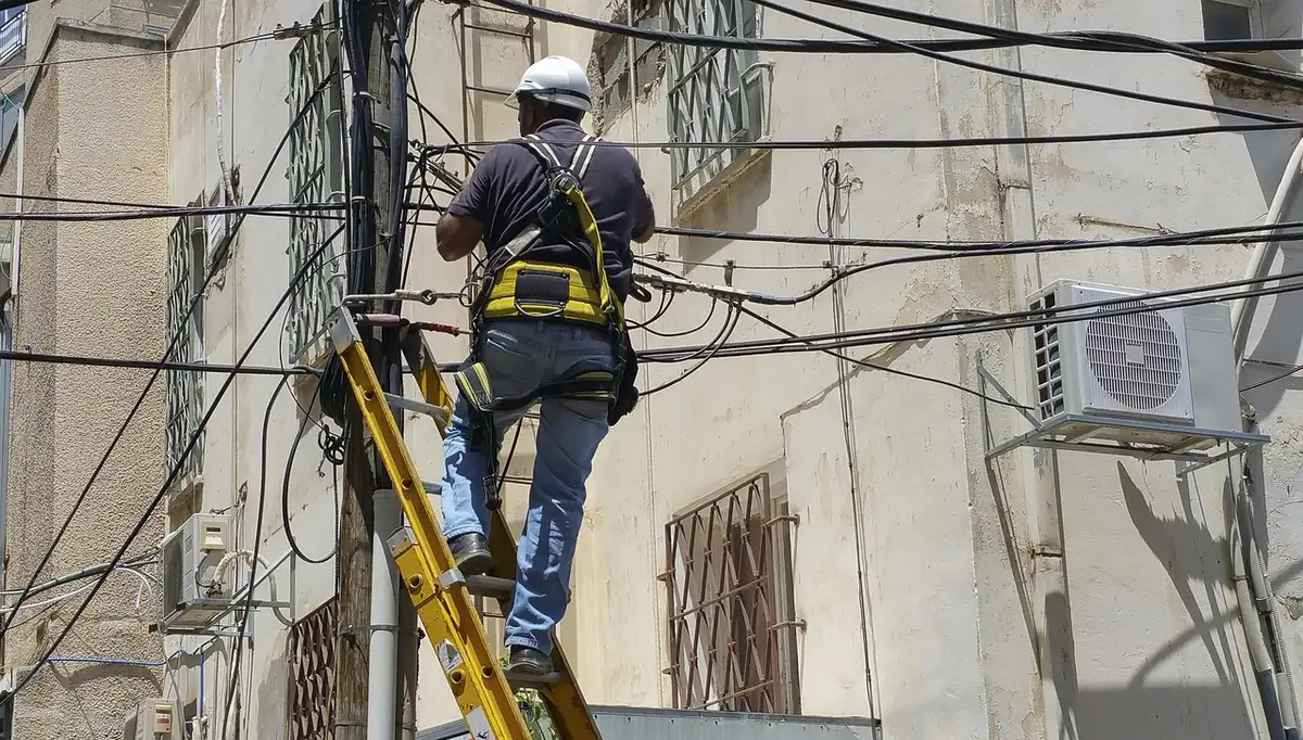 Equipamiento de telecomunicaciones y cables en una sala de servidores