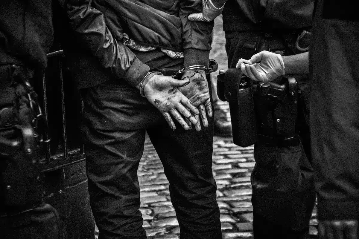 Agente revisando registros y camaras de seguridad durante una investigación