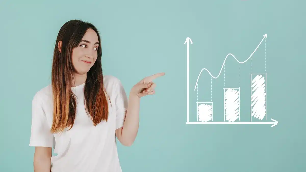 Manos sobre informes y gráficos de sostenibilidad corporativa