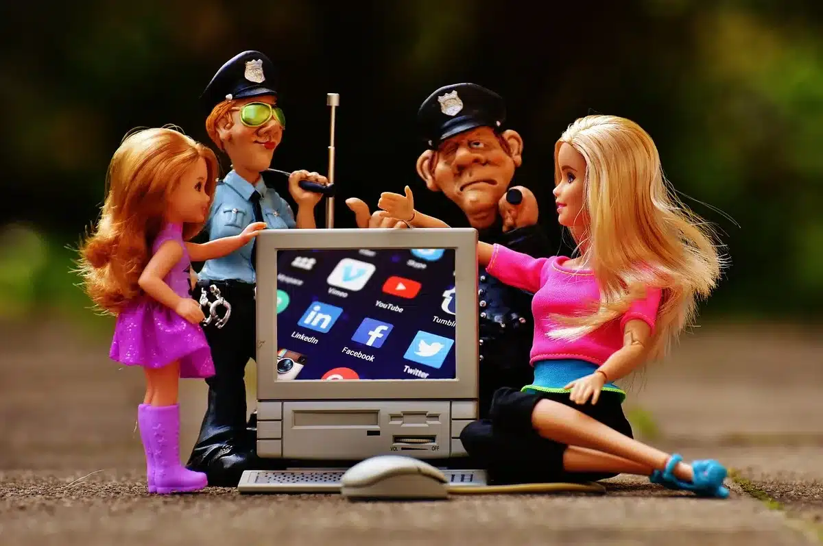 Equipo de ciberseguridad revisando paneles de monitorización de red